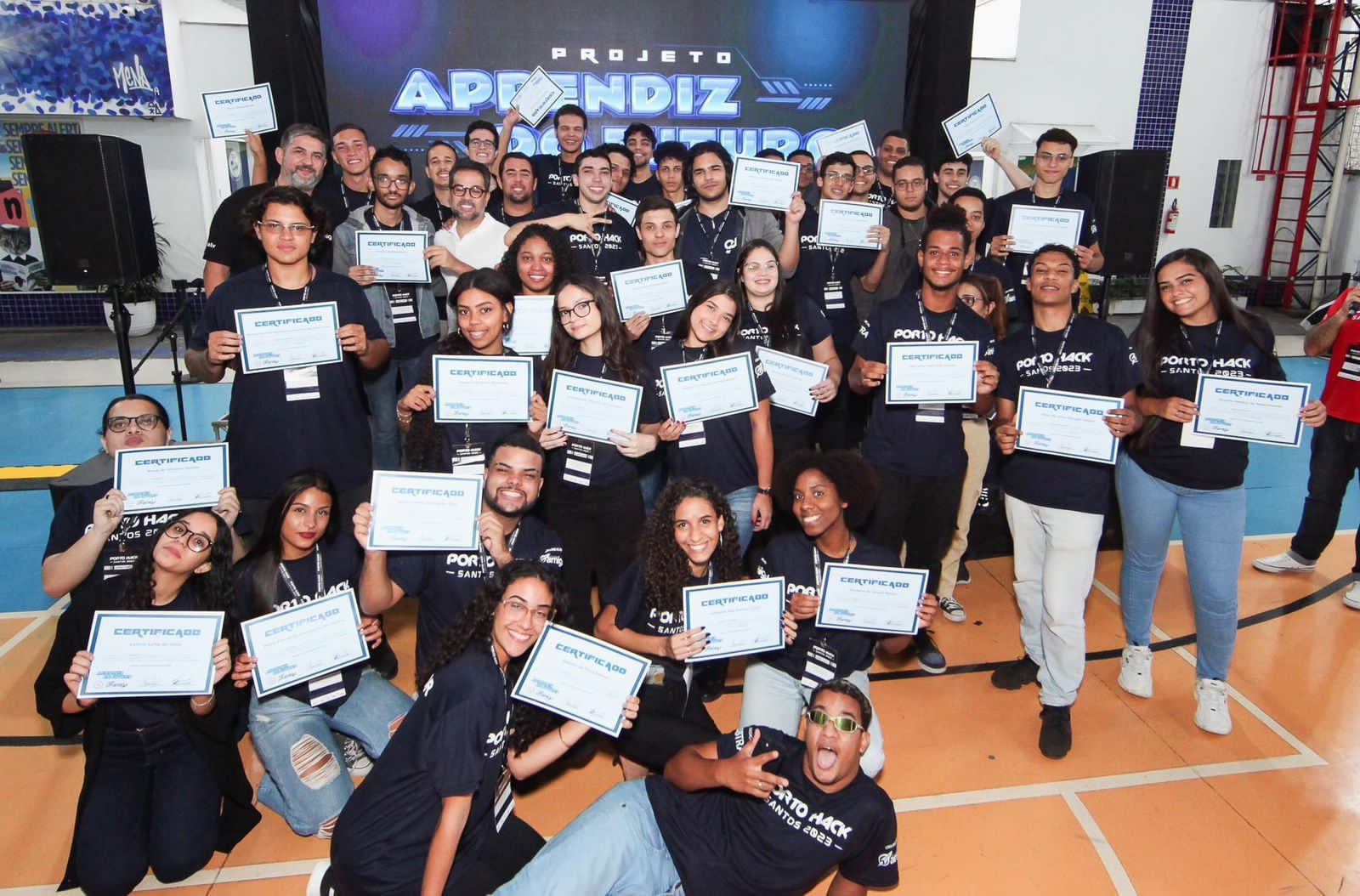 Turma do Porto Hack Santos celebrando ao final da edição