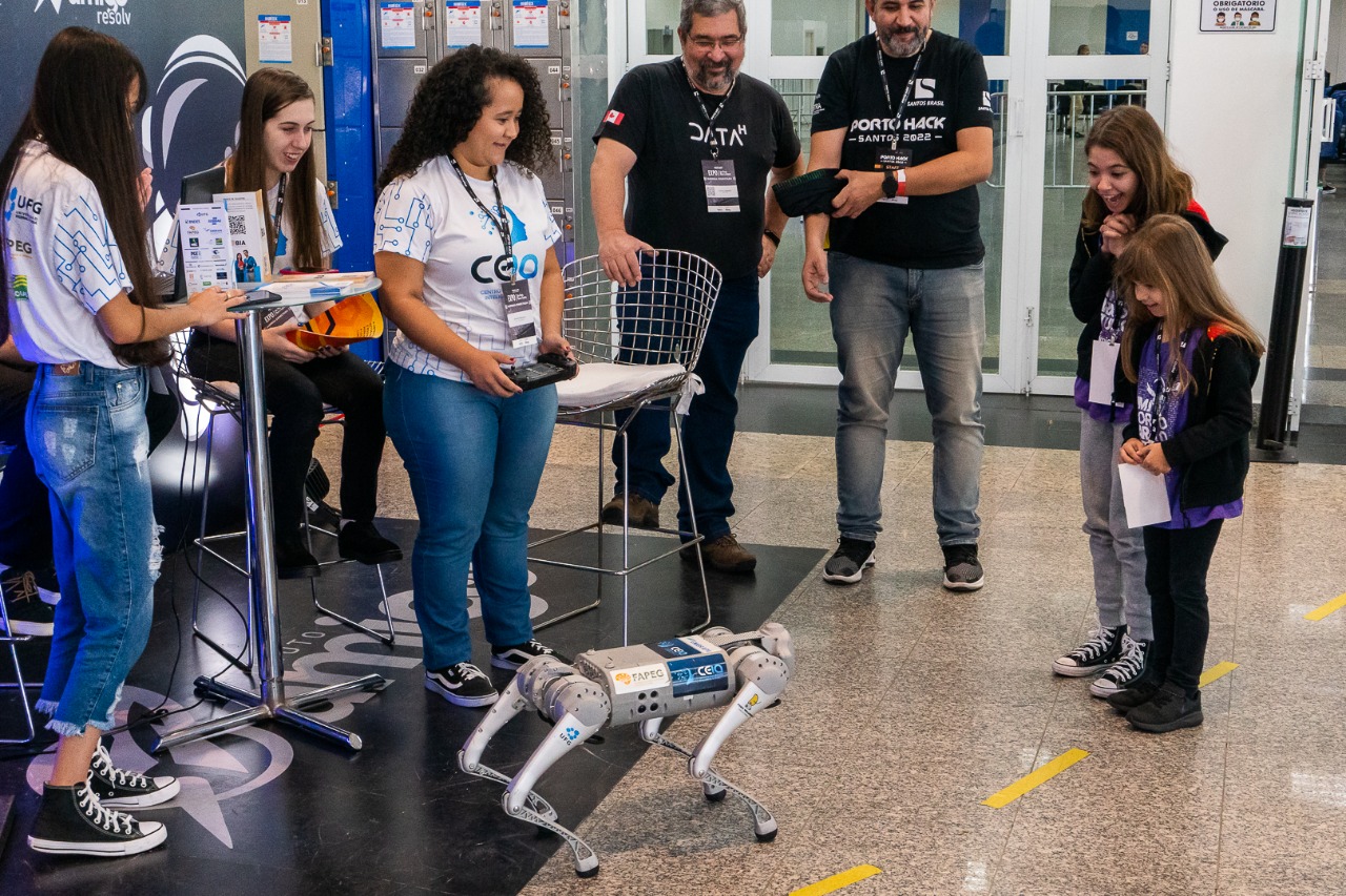 Estudantes e mentores demonstrando um robô no Porto Hack Santos
